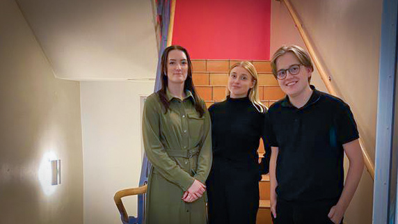 IHM-studerande Evelina Kenndal, Jolin Fredriksson och Erik Claesson