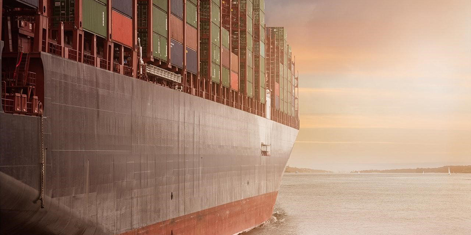 Containerfartyg till sjöss